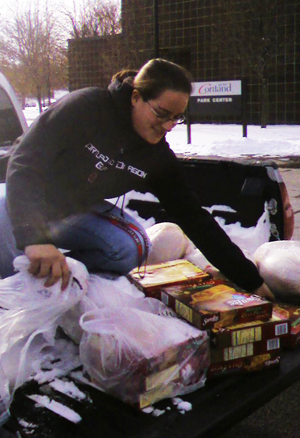 Athletes Provide Thanksgiving Meals in Community